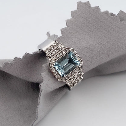 Comprar anillo de oro blanco de 18kt con agua marina talla baguette engastado en 4 grapas y 40 diamantes talla brillante. Joyas restauradas. Joyería Ian'Or.