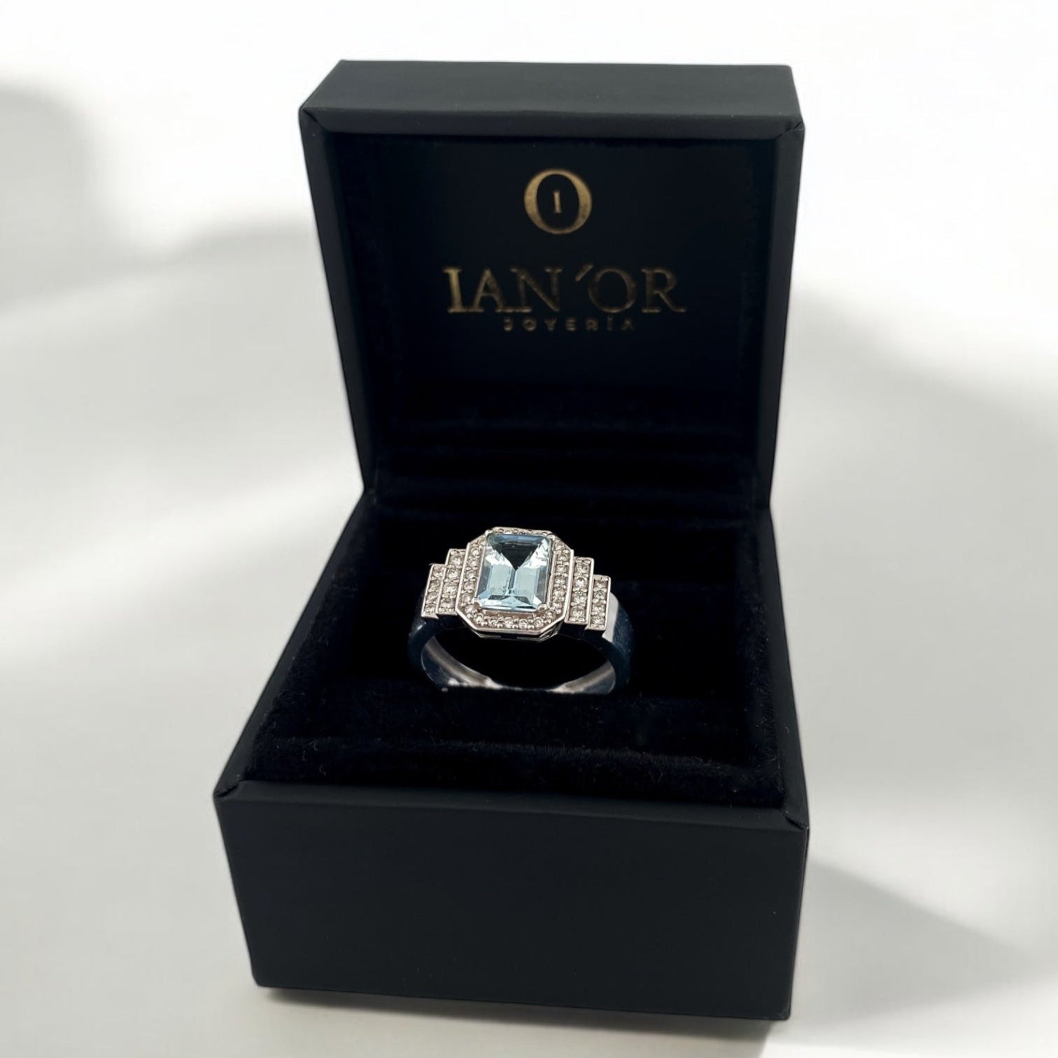 Comprar anillo de oro blanco de 18kt con agua marina talla baguette engastado en 4 grapas y 40 diamantes talla brillante. Joyas restauradas. Joyería Ian'Or.