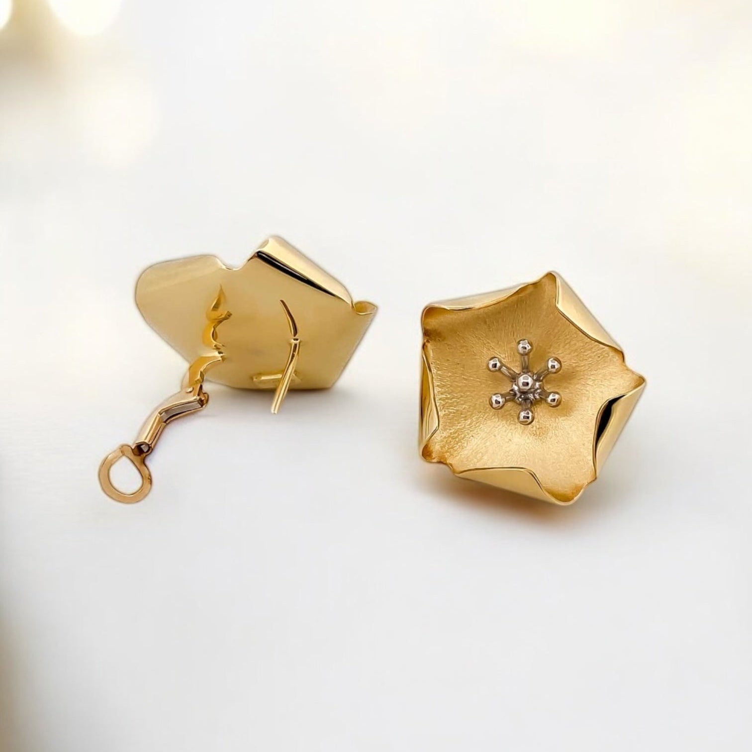 Comprar pendientes de oro amarillo de 18kt en forma de flor con textura y pétalos ligeramente doblados. Cierre Omega. Pendientes de oro baratos Ian'Or. Envío gratis. 