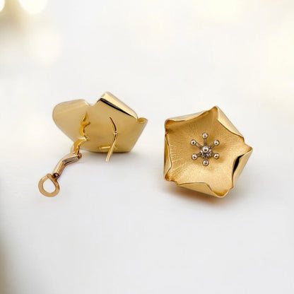 Comprar pendientes de oro amarillo de 18kt en forma de flor con textura y pétalos ligeramente doblados. Cierre Omega. Pendientes de oro baratos Ian'Or. Envío gratis. 