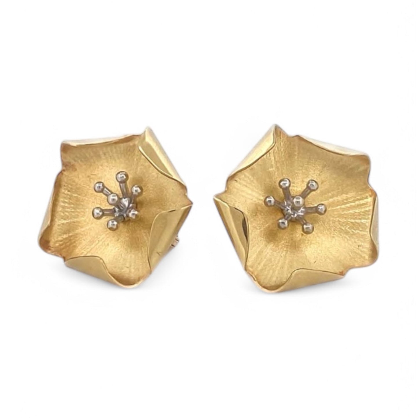 Comprar pendientes de oro amarillo de 18kt en forma de flor con textura y pétalos ligeramente doblados. Cierre Omega. Pendientes de oro baratos Ian'Or. Envío gratis. 