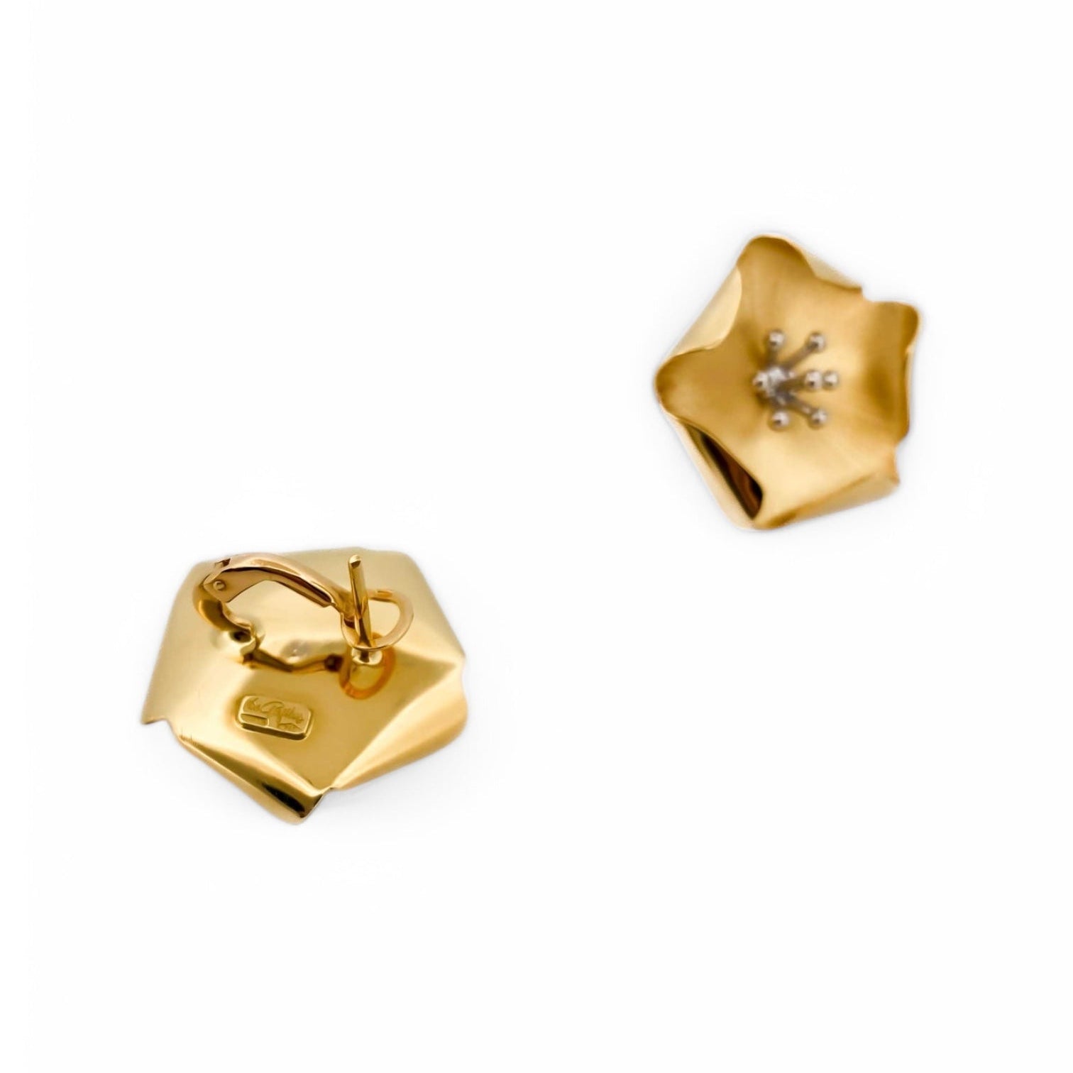 Comprar pendientes de oro amarillo de 18kt en forma de flor con textura y pétalos ligeramente doblados. Cierre Omega. Pendientes de oro baratos Ian'Or. Envío gratis. 