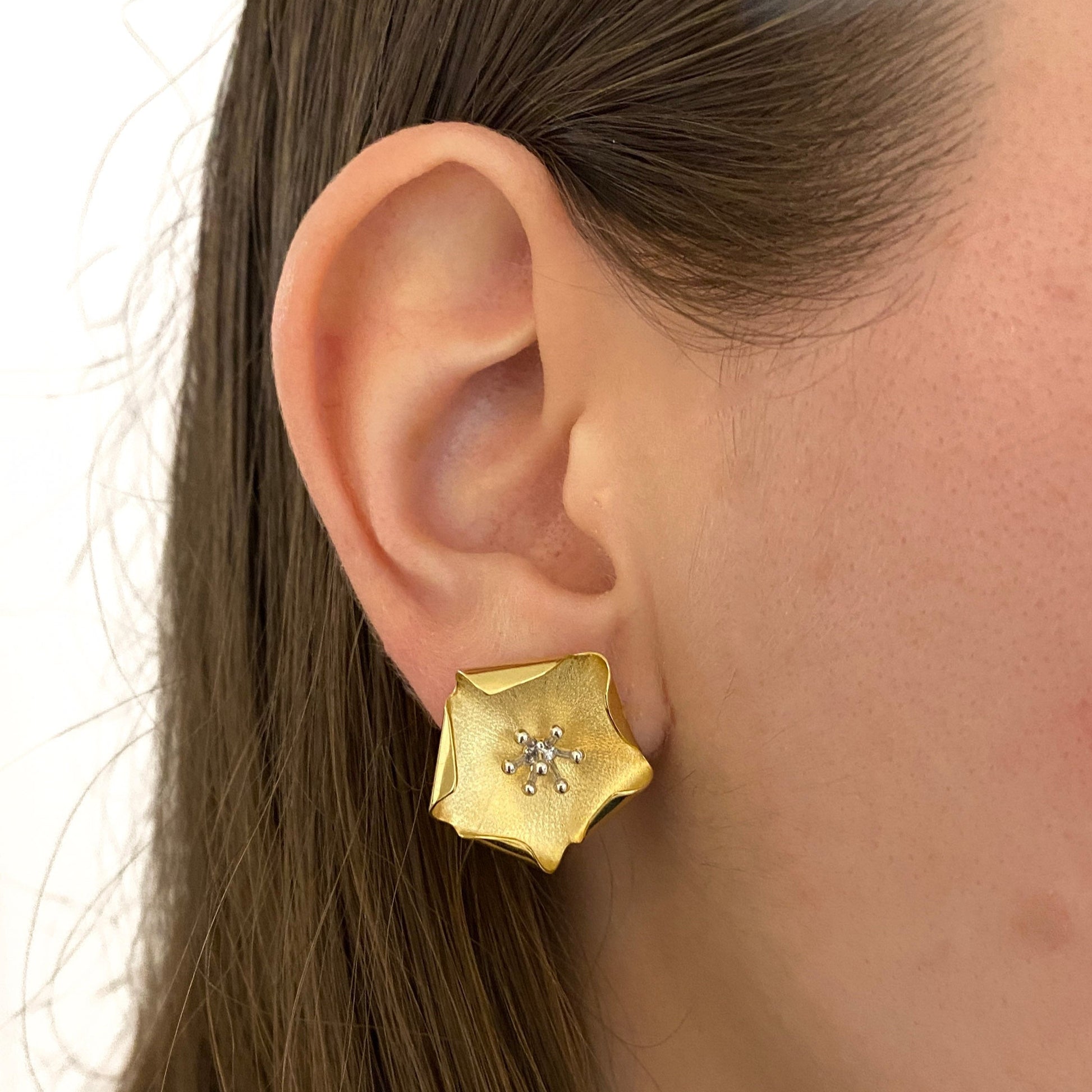 Comprar pendientes de oro amarillo de 18kt en forma de flor con textura y pétalos ligeramente doblados. Cierre Omega. Pendientes de oro baratos Ian'Or. Envío gratis. 
