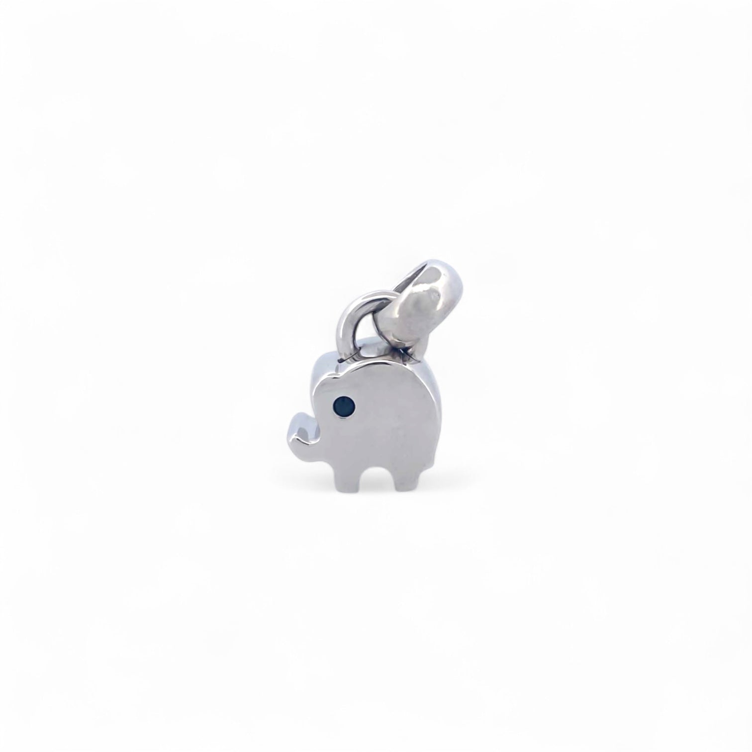Colgante en forma de elefante realizado en oro blanco de 18kt con una valía ancha para combinar con una cadena y convertirlo en collar. Joyería Ian'Or.