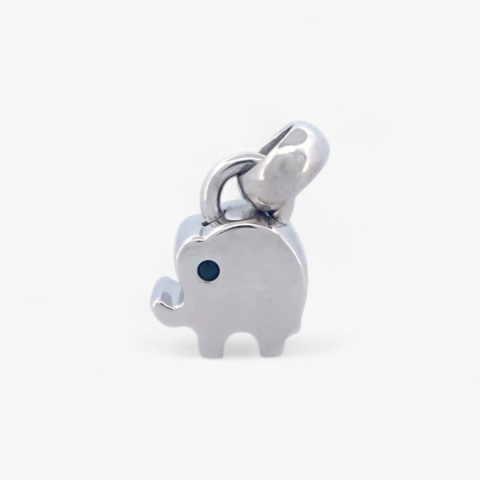 Colgante en forma de elefante realizado en oro blanco de 18kt con una valía ancha para combinar con una cadena y convertirlo en collar. Joyería Ian'Or.