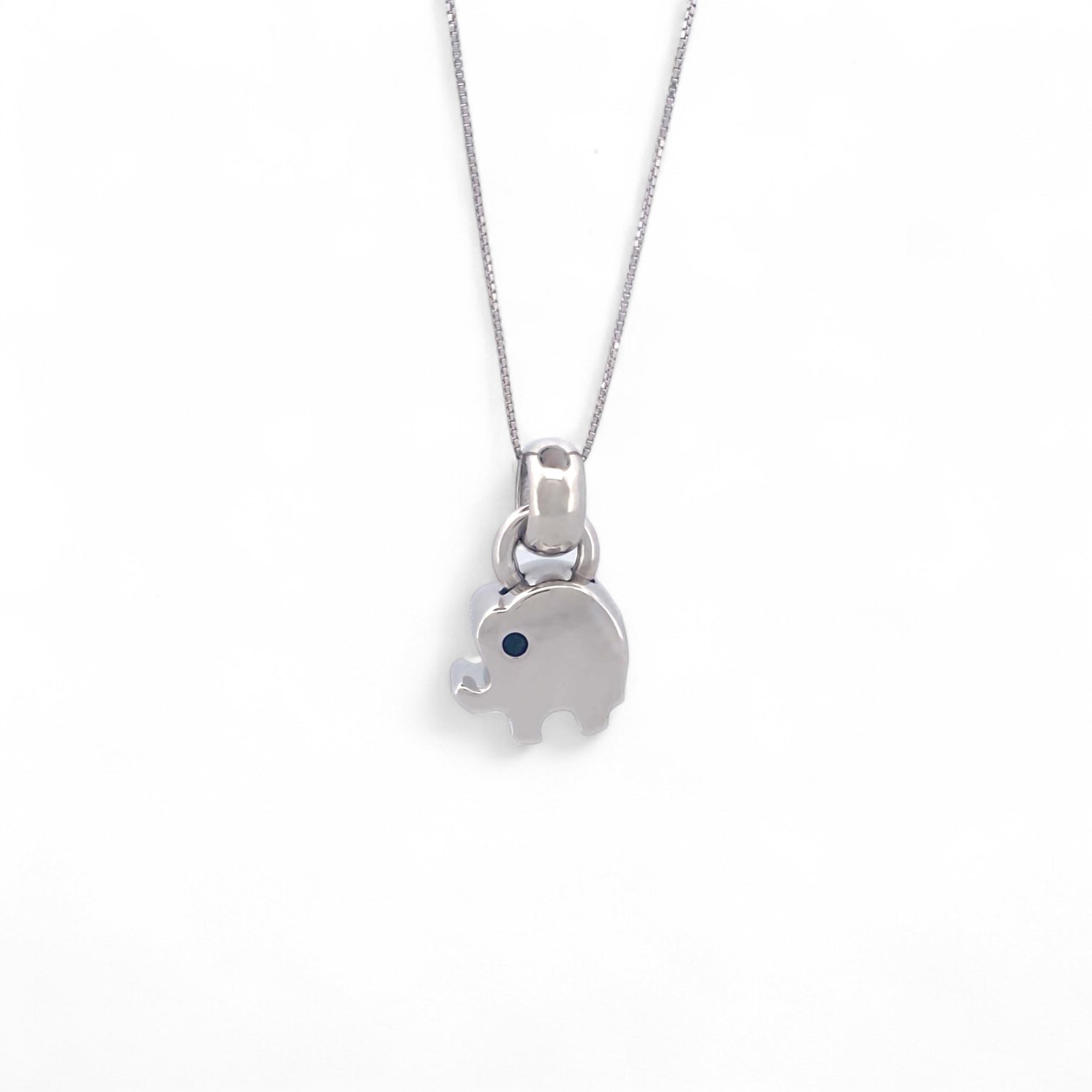 Colgante en forma de elefante realizado en oro blanco de 18kt con una valía ancha para combinar con una cadena y convertirlo en collar. Joyería Ian'Or.