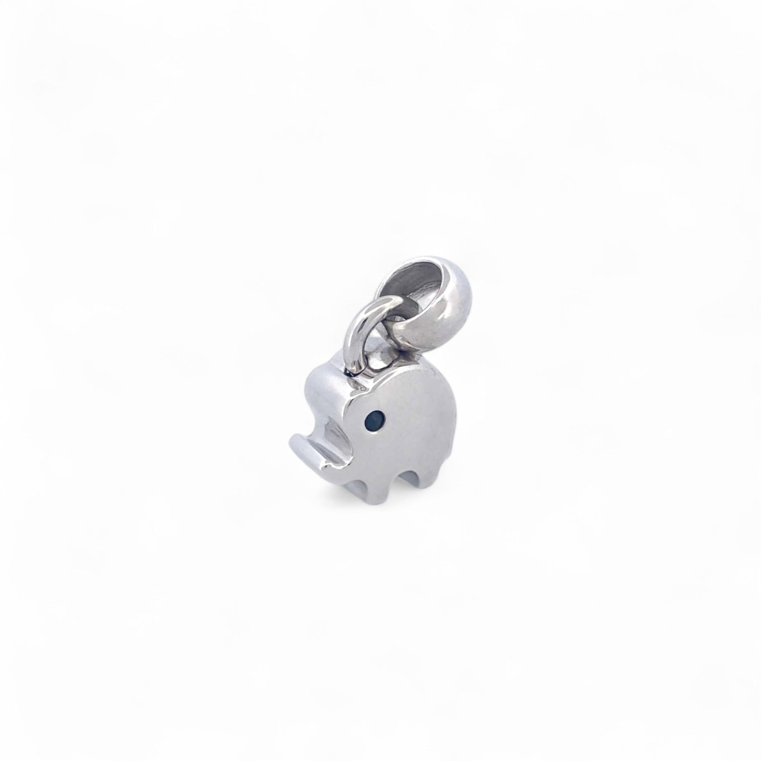 Colgante en forma de elefante realizado en oro blanco de 18kt con una valía ancha para combinar con una cadena y convertirlo en collar. Joyería Ian'Or.