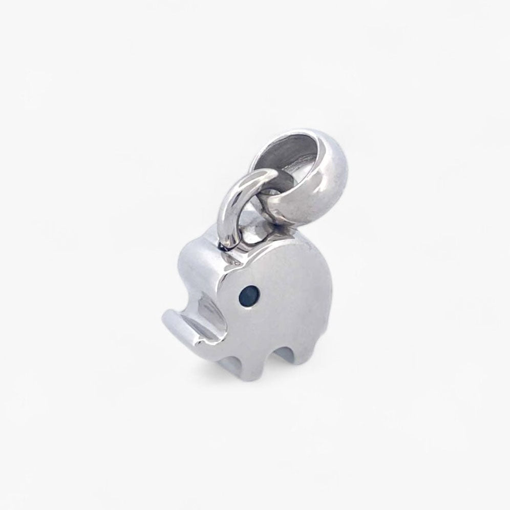 Colgante en forma de elefante realizado en oro blanco de 18kt con una valía ancha para combinar con una cadena y convertirlo en collar. Joyería Ian'Or.