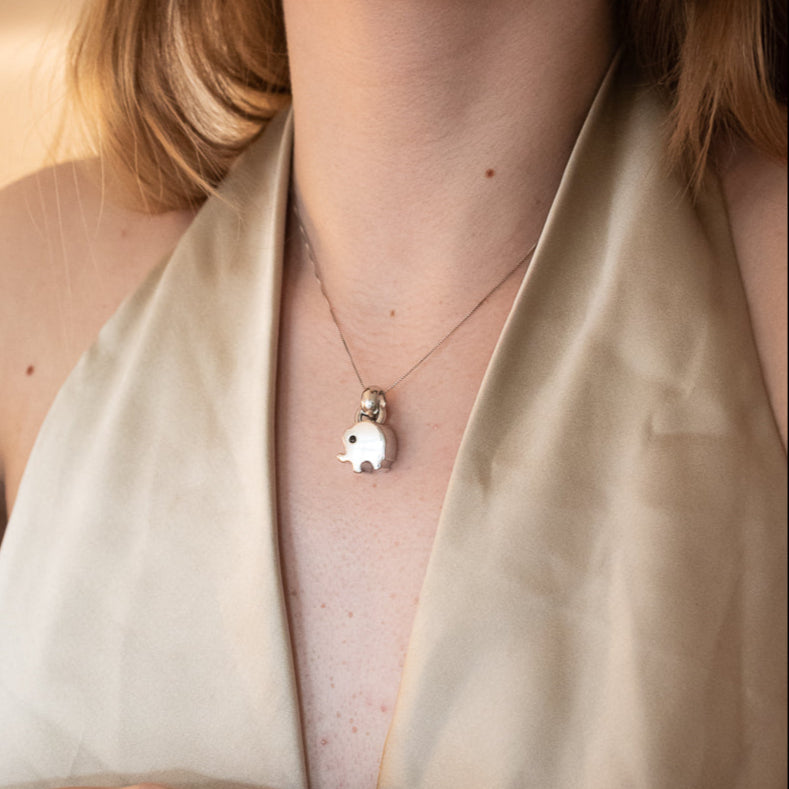 Colgante en forma de elefante realizado en oro blanco de 18kt con una valía ancha para combinar con una cadena y convertirlo en collar. Joyería Ian'Or.