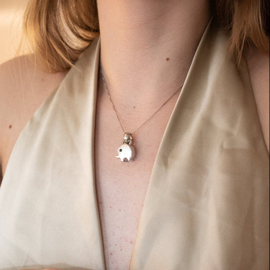 Colgante en forma de elefante realizado en oro blanco de 18kt con una valía ancha para combinar con una cadena y convertirlo en collar. Joyería Ian'Or.