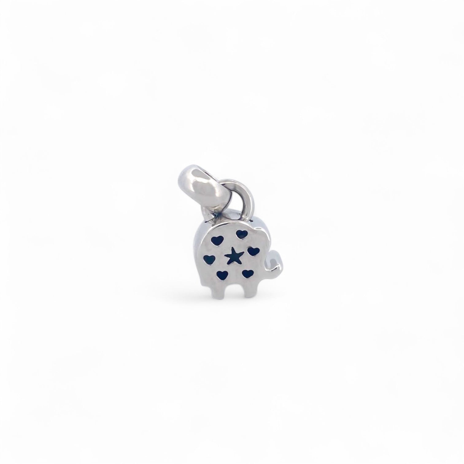 Colgante en forma de elefante realizado en oro blanco de 18kt con una valía ancha para combinar con una cadena y convertirlo en collar. Joyería Ian'Or.