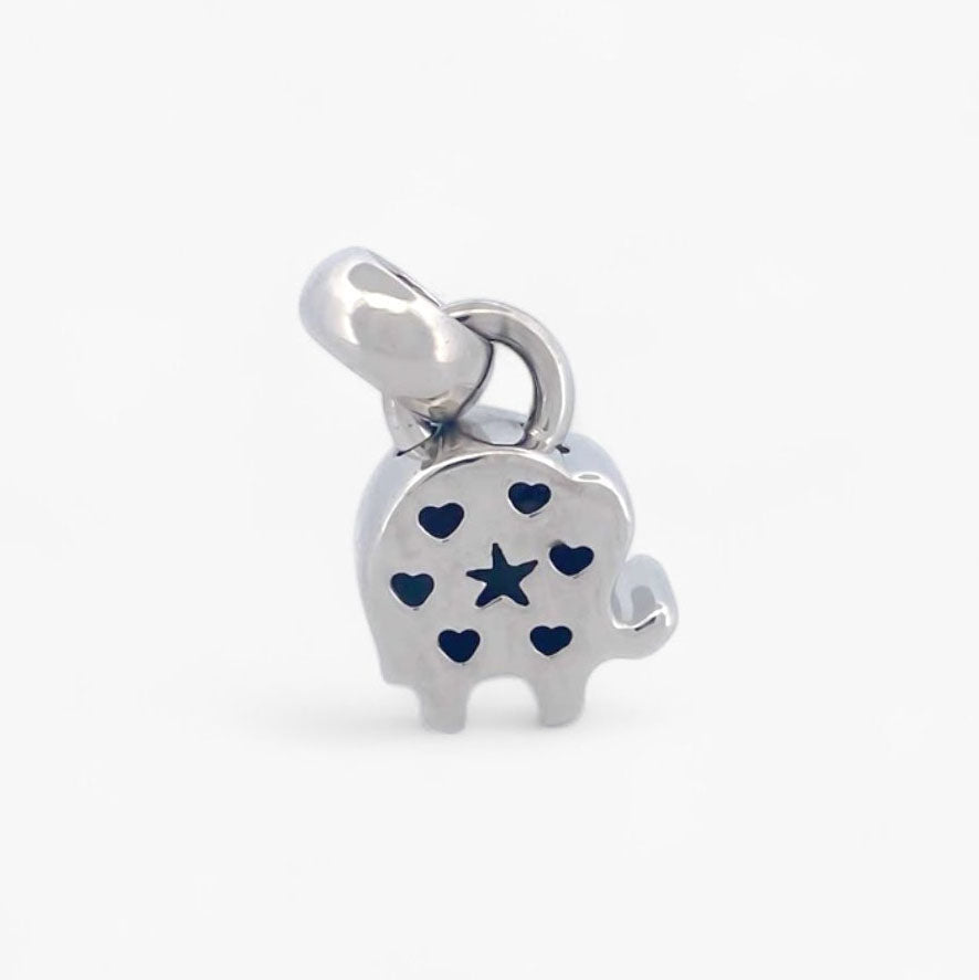 Colgante en forma de elefante realizado en oro blanco de 18kt con una valía ancha para combinar con una cadena y convertirlo en collar. Joyería Ian'Or.