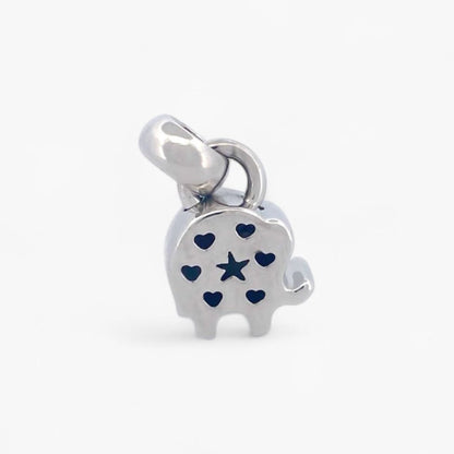 Colgante en forma de elefante realizado en oro blanco de 18kt con una valía ancha para combinar con una cadena y convertirlo en collar. Joyería Ian'Or.