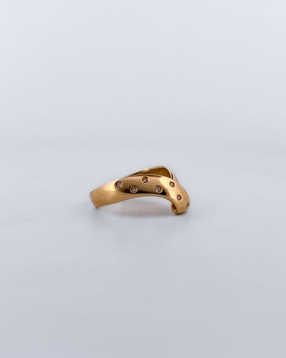 Anillo irregular realizado en oro amarillo de 18kt con 7 diamantes diamantes  pequeños a un lado del brazo. Anillos de segunda mano.