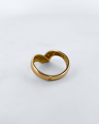 Anillo irregular realizado en oro amarillo de 18kt con 7 diamantes diamantes  pequeños a un lado del brazo. Anillos de segunda mano.