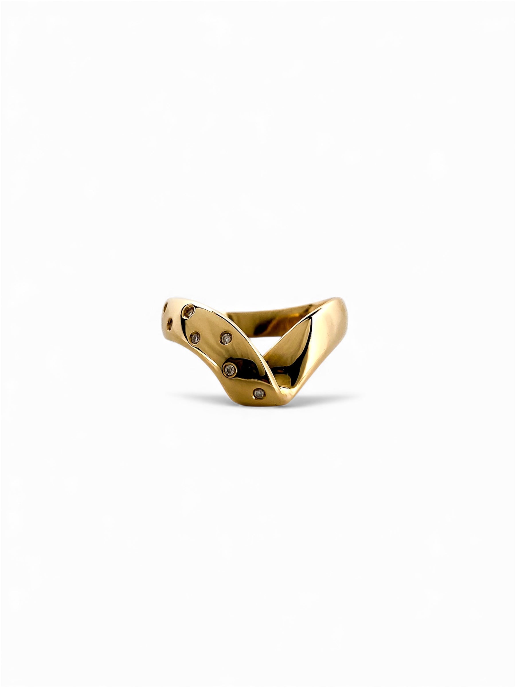 Anillo irregular realizado en oro amarillo de 18kt con 7 diamantes diamantes  pequeños a un lado del brazo. Anillos de segunda mano.