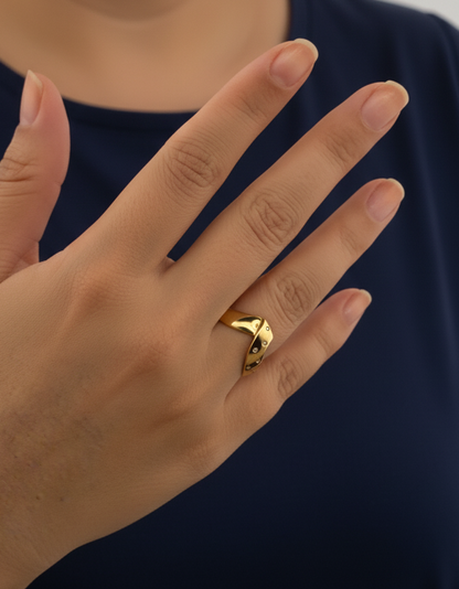 Anillo irregular realizado en oro amarillo de 18kt con 7 diamantes diamantes  pequeños a un lado del brazo. Anillos de segunda mano.