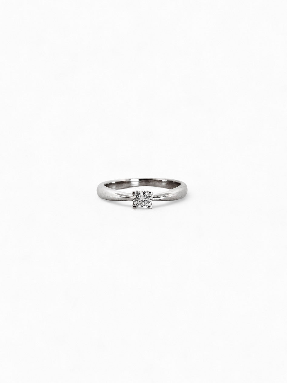 Solitario realizado en oro blanco con engaste de brillante en 4 grapas. Solitarios de oro blanco baratos, joyas de compromiso baratas