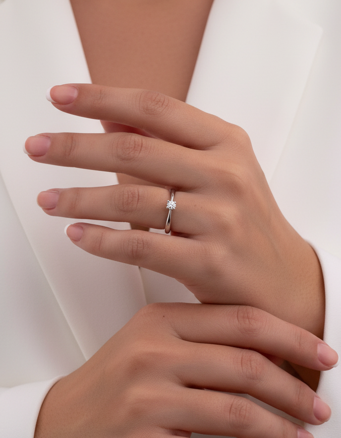 Solitario realizado en oro blanco con engaste de brillante en 4 grapas. Solitarios de oro blanco baratos, joyas de compromiso baratas