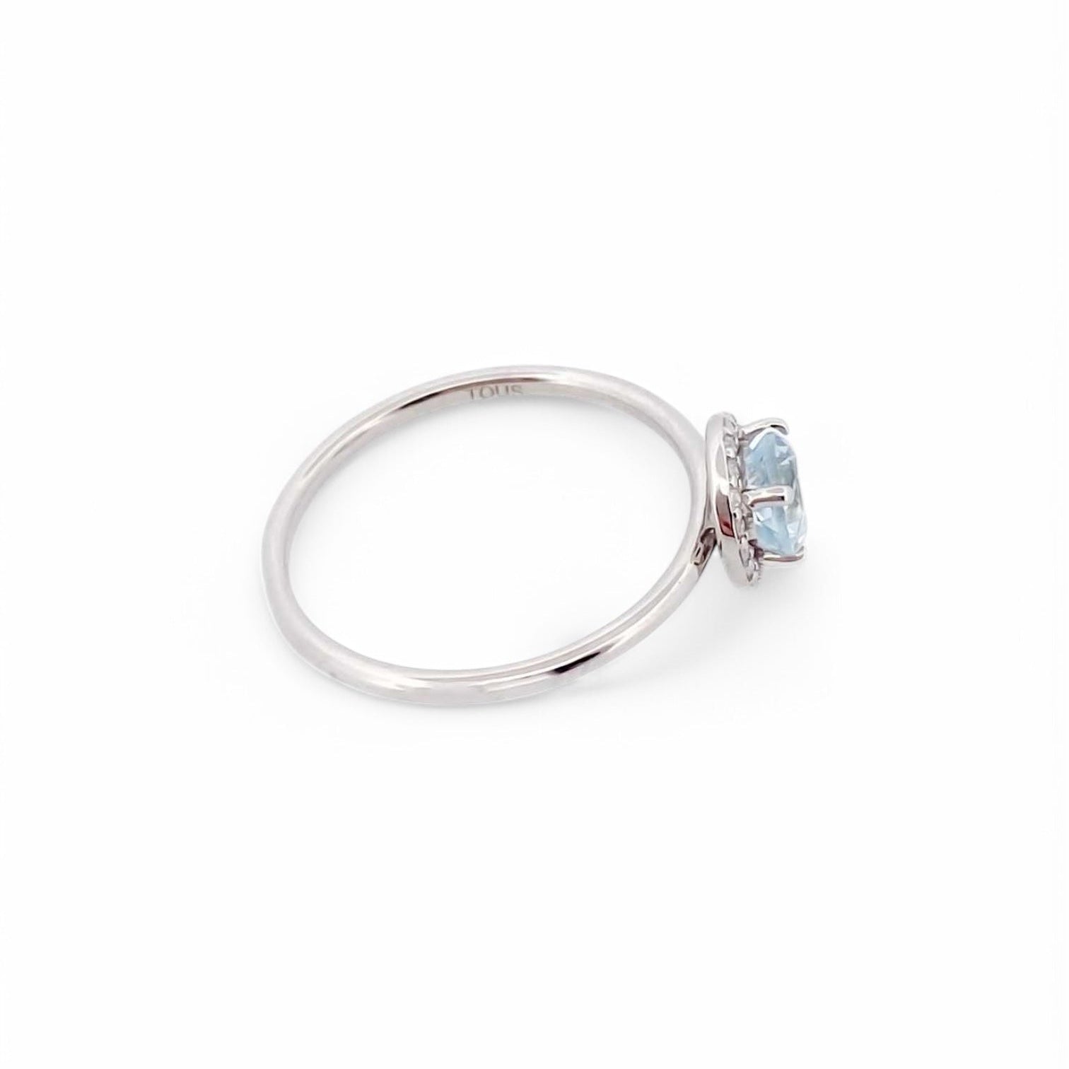 Comprar anillo en oro blanco de 18kt de la firma Tous con un Topacio central y rosetón de diamantes talla brillante alrededor. Joyas Tous baratas. Joyas restauradas.