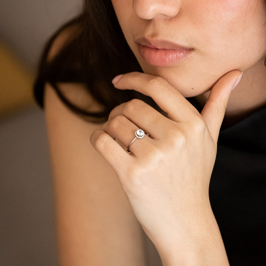 Comprar anillo en oro blanco de 18kt de la firma Tous con un Topacio central y rosetón de diamantes talla brillante alrededor. Joyas Tous baratas. Joyas restauradas.