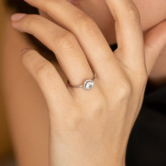 Comprar anillo en oro blanco de 18kt de la firma Tous con un Topacio central y rosetón de diamantes talla brillante alrededor. Joyas Tous baratas. Joyas restauradas.