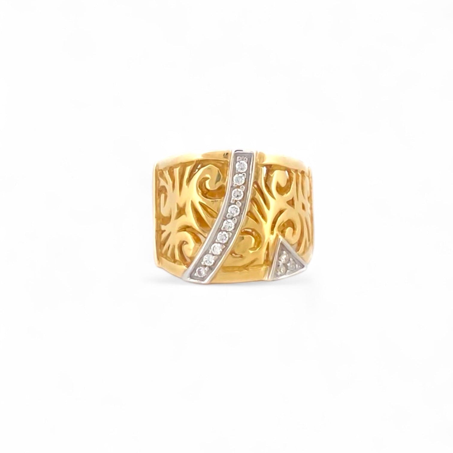 Sortija de oro blanco y amarillo de 18kt de estilo calado con carril de diamantes talla brillante. Joyas baratas en Barcelona. Joyas restauradas. Envío gratis.