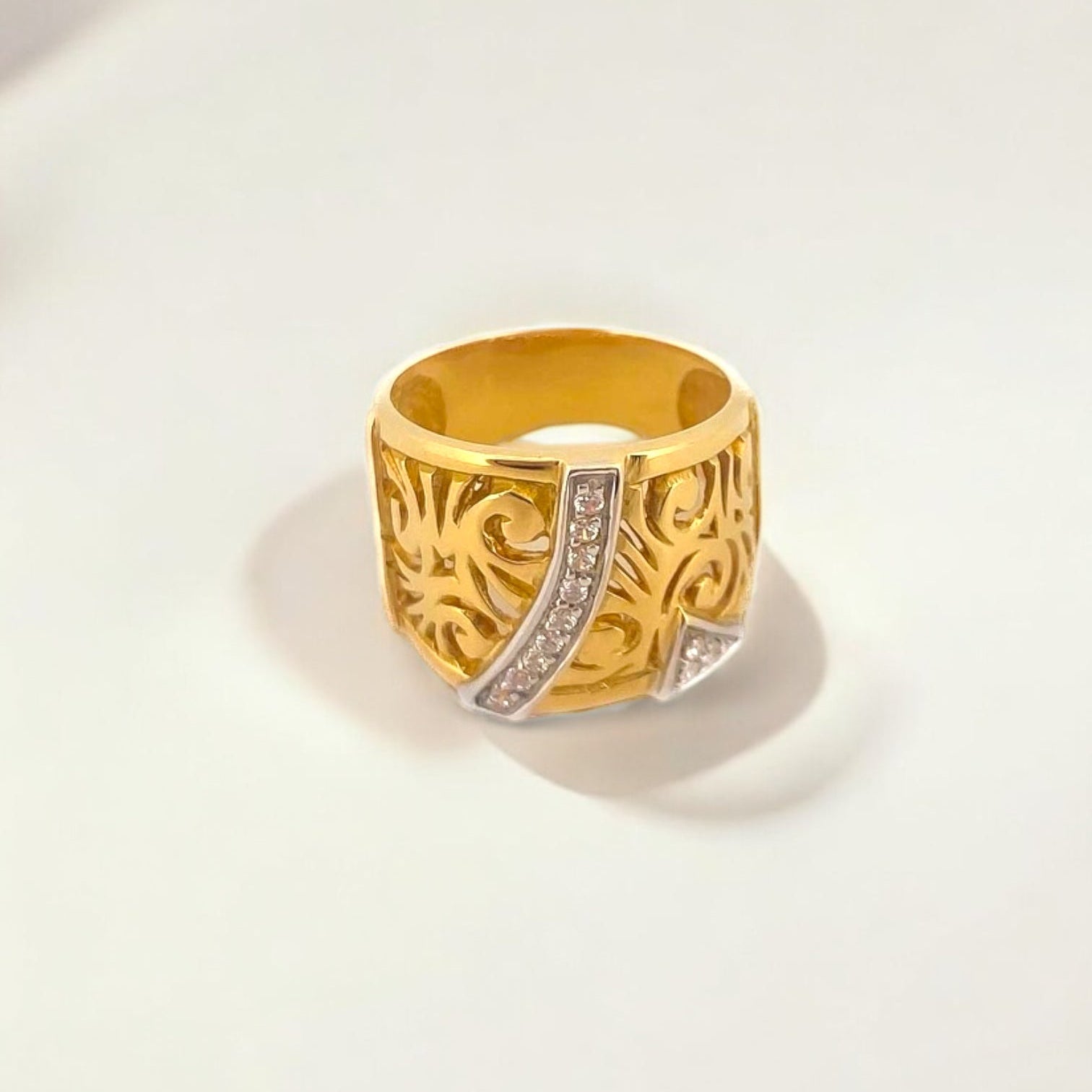 Sortija de oro blanco y amarillo de 18kt de estilo calado con carril de diamantes talla brillante. Joyas baratas en Barcelona. Joyas restauradas. Envío gratis.