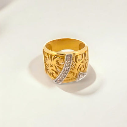 Sortija de oro blanco y amarillo de 18kt de estilo calado con carril de diamantes talla brillante. Joyas baratas en Barcelona. Joyas restauradas. Envío gratis.