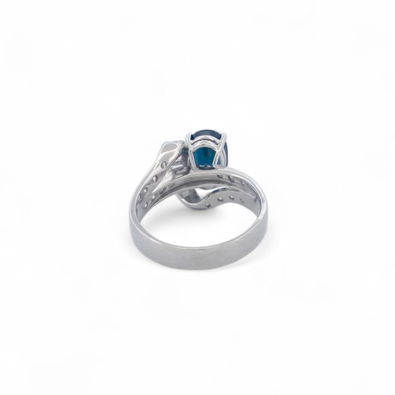 Anillo realizado en oro blanco de 18kt con un zafiro central talla oval engastado en 4 grapas y diamantes. Joyas de segunda mano Barcelona. Envío gratis.