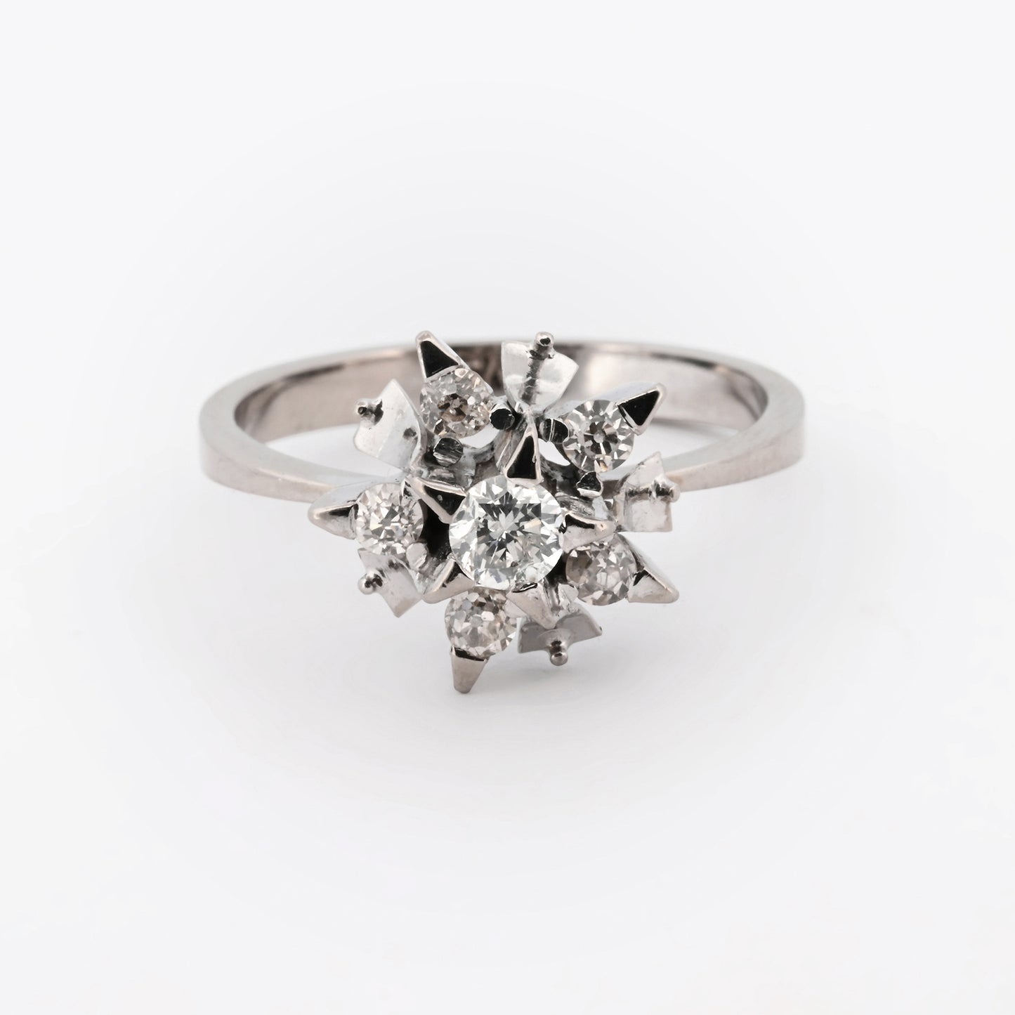 Comprar sortija realizada en oro blanco de 18kt con brillantes. Sortijas de diamantes antiguos baratos. Joyas baratas en Barcelona.