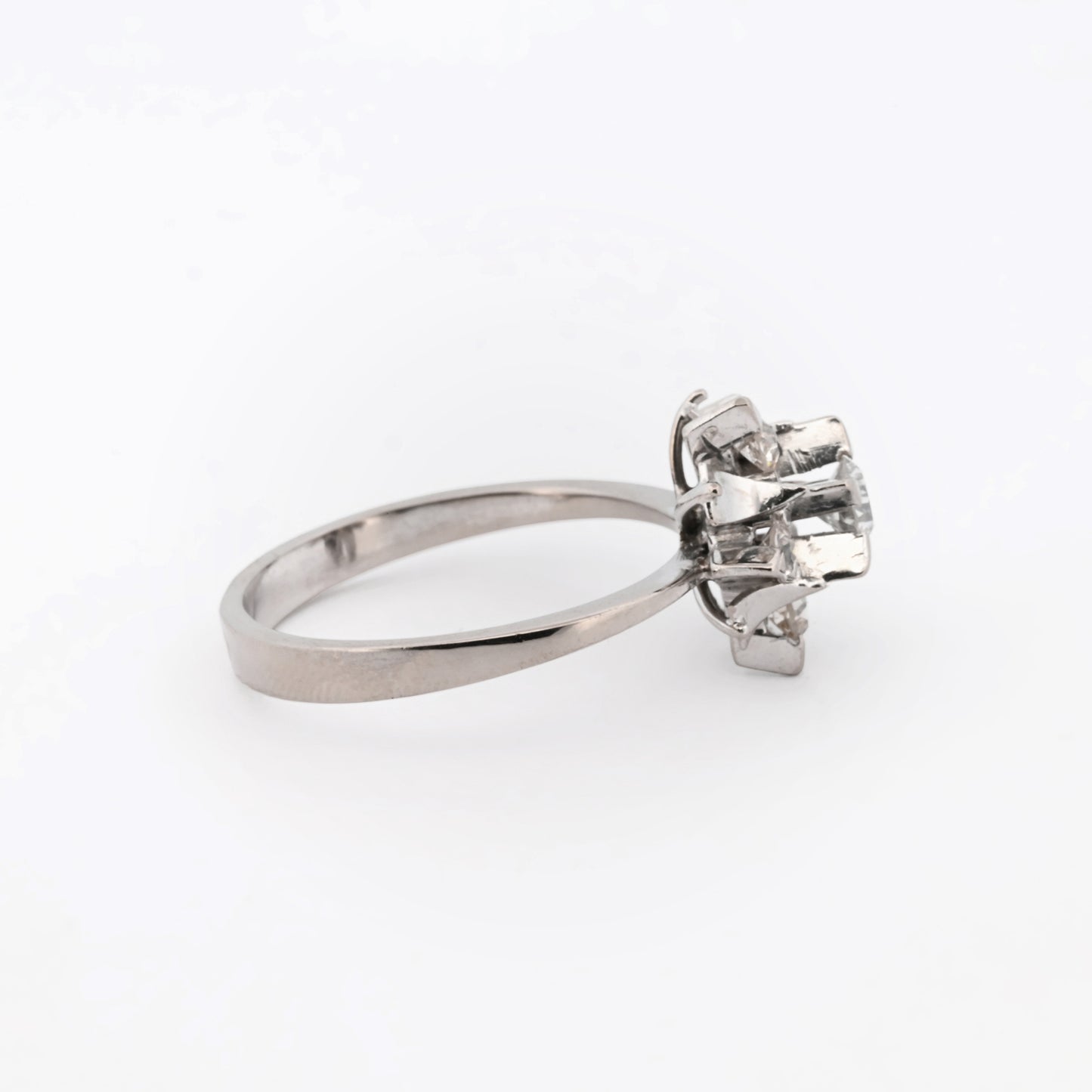 Comprar sortija realizada en oro blanco de 18kt con brillantes. Sortijas de diamantes antiguos baratos. Joyas baratas en Barcelona.