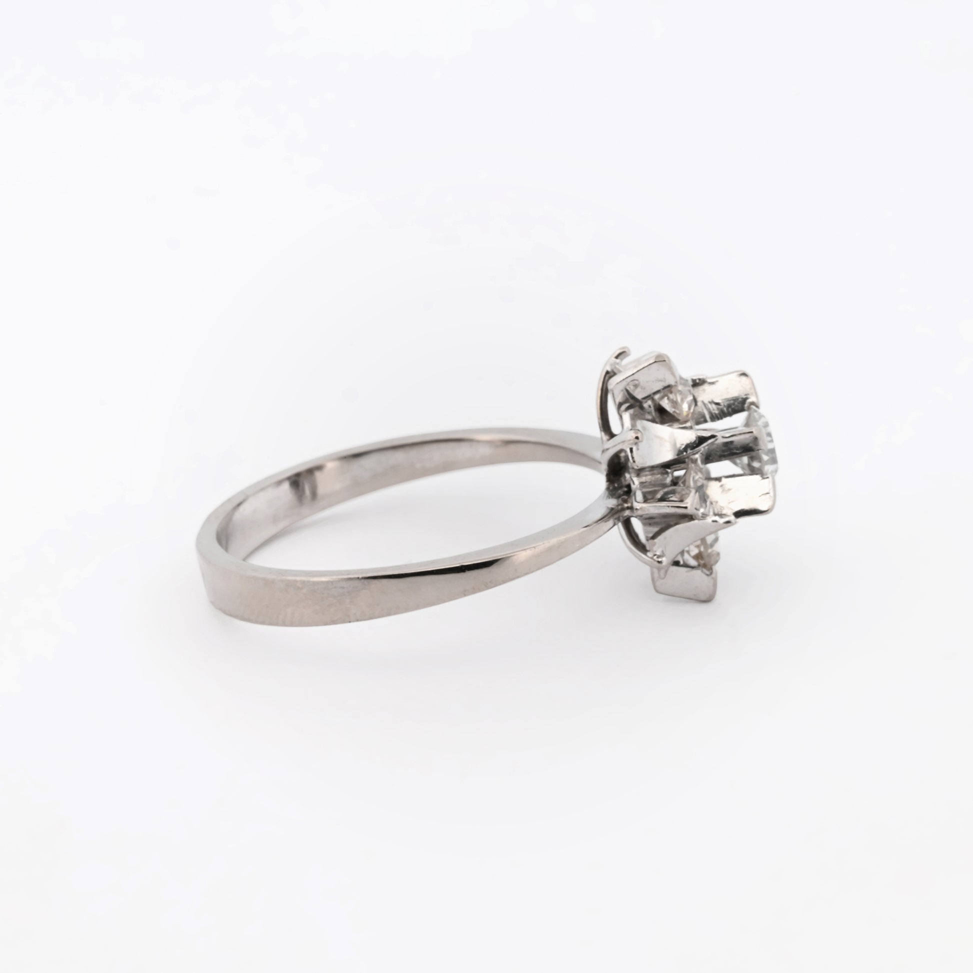 Comprar sortija realizada en oro blanco de 18kt con brillantes. Sortijas de diamantes antiguos baratos. Joyas baratas en Barcelona.