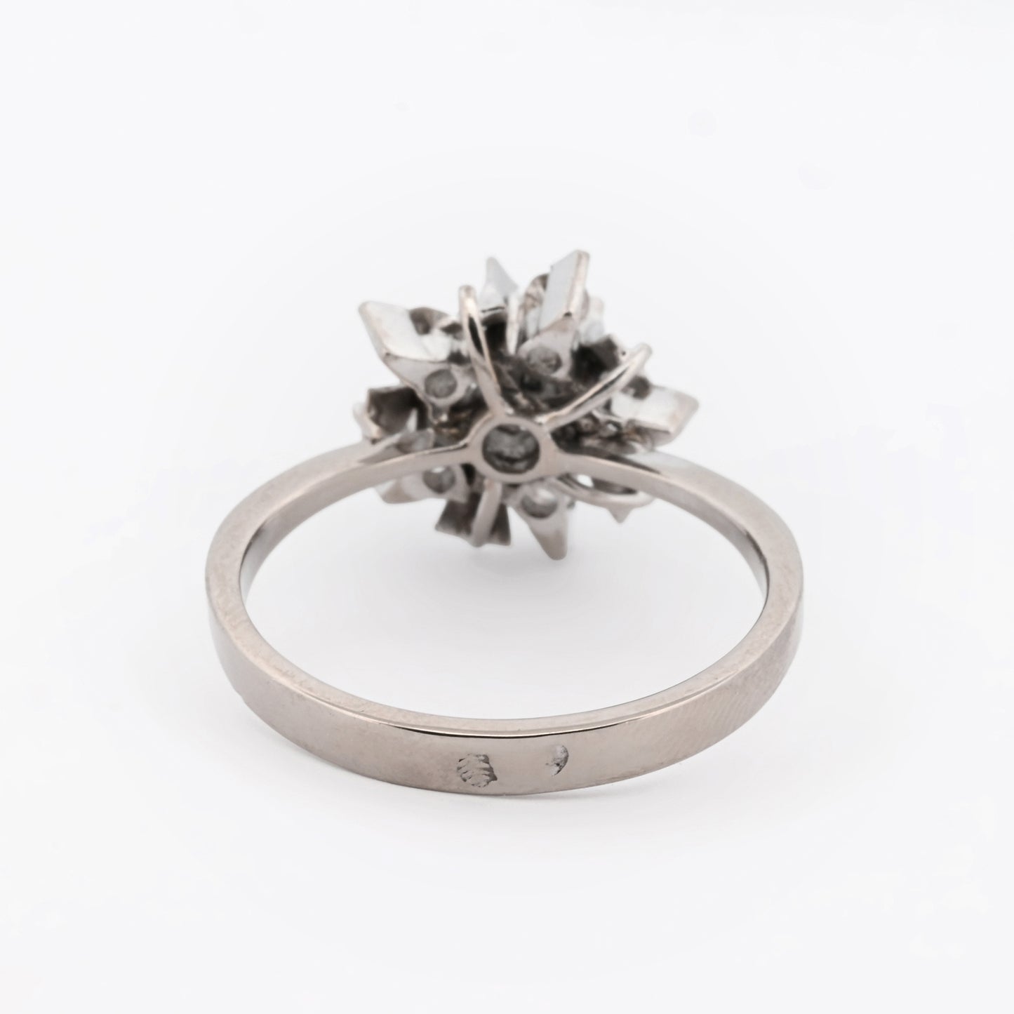 Comprar sortija realizada en oro blanco de 18kt con brillantes. Sortijas de diamantes antiguos baratos. Joyas baratas en Barcelona.