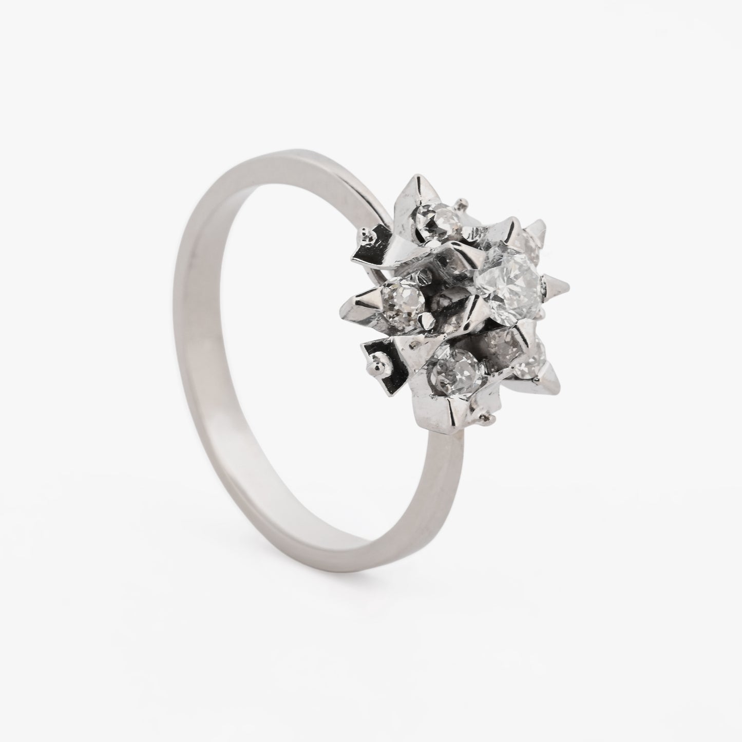 Comprar sortija realizada en oro blanco de 18kt con brillantes. Sortijas de diamantes antiguos baratos. Joyas baratas en Barcelona.