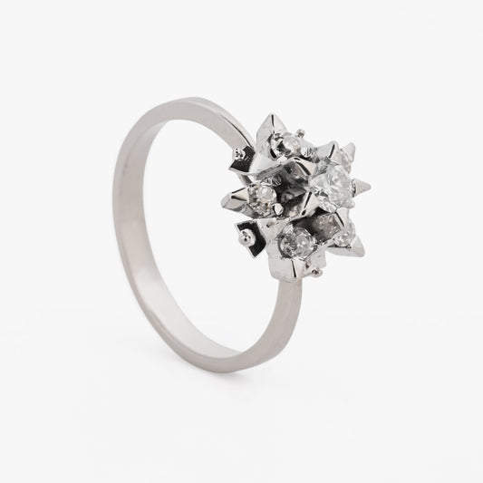 Comprar sortija realizada en oro blanco de 18kt con brillantes. Sortijas de diamantes antiguos baratos. Joyas baratas en Barcelona.