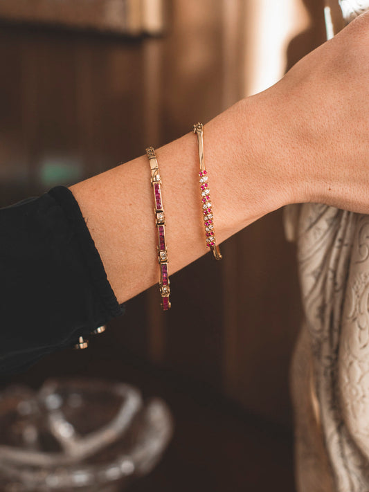 Comprar pulsera de oro amarillo de 18kts compuesta de 50 diamantes de talla brillante con detalles en oro blanco. Joyas con diamantes en Barcelona.