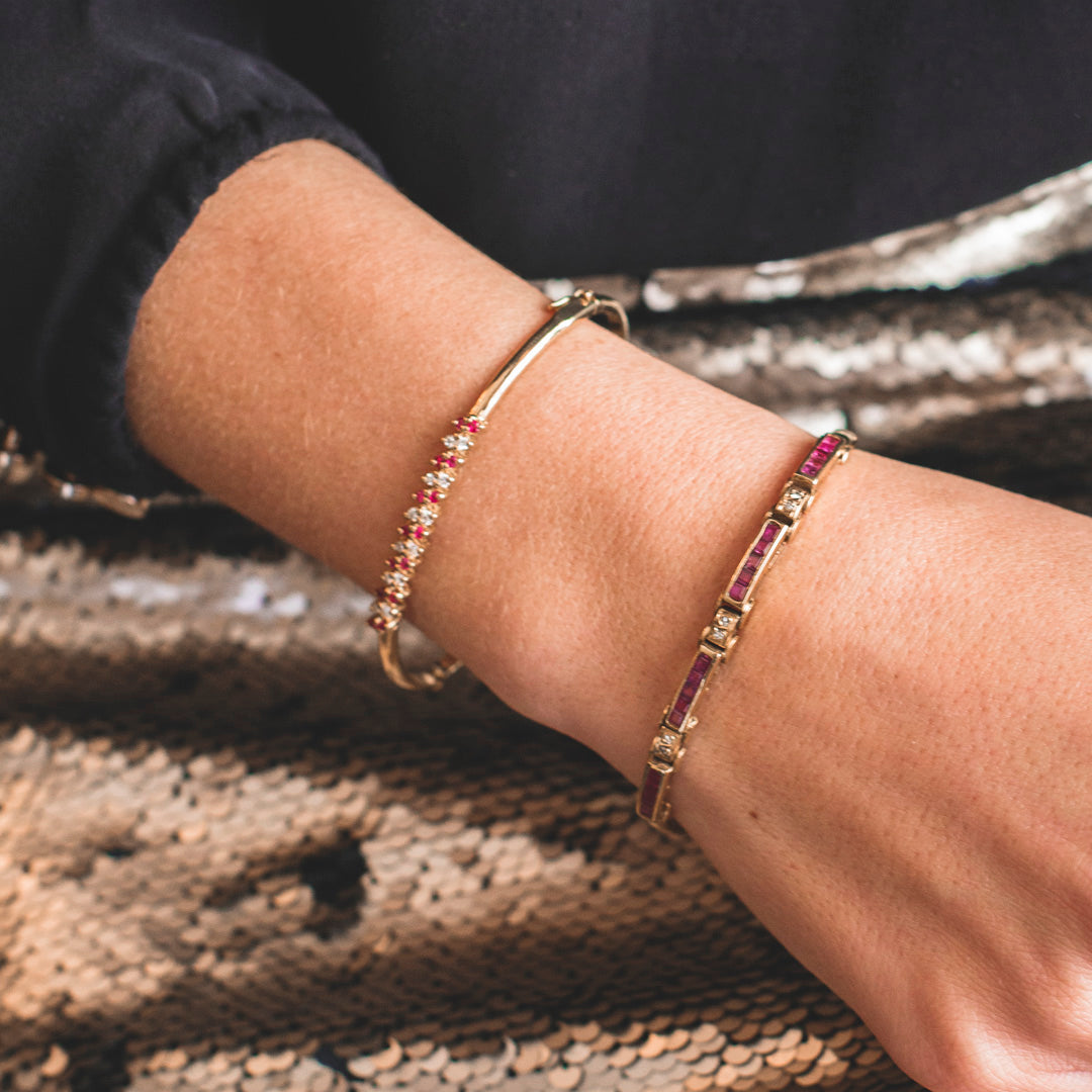 Comprar pulsera esclava realizada en oro amarillo de 18kt con diamantes y rubíes. Cierre de cajón con un brazo de seguridad. Joyas restauradas. Joyería Ian'Or.