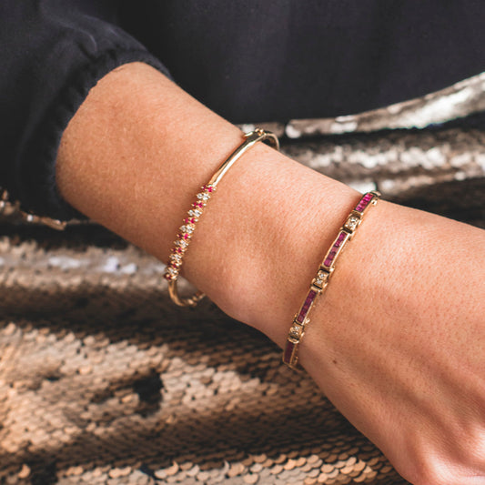 Comprar pulsera esclava realizada en oro amarillo de 18kt con diamantes y rubíes. Cierre de cajón con un brazo de seguridad. Joyas restauradas. Joyería Ian'Or.
