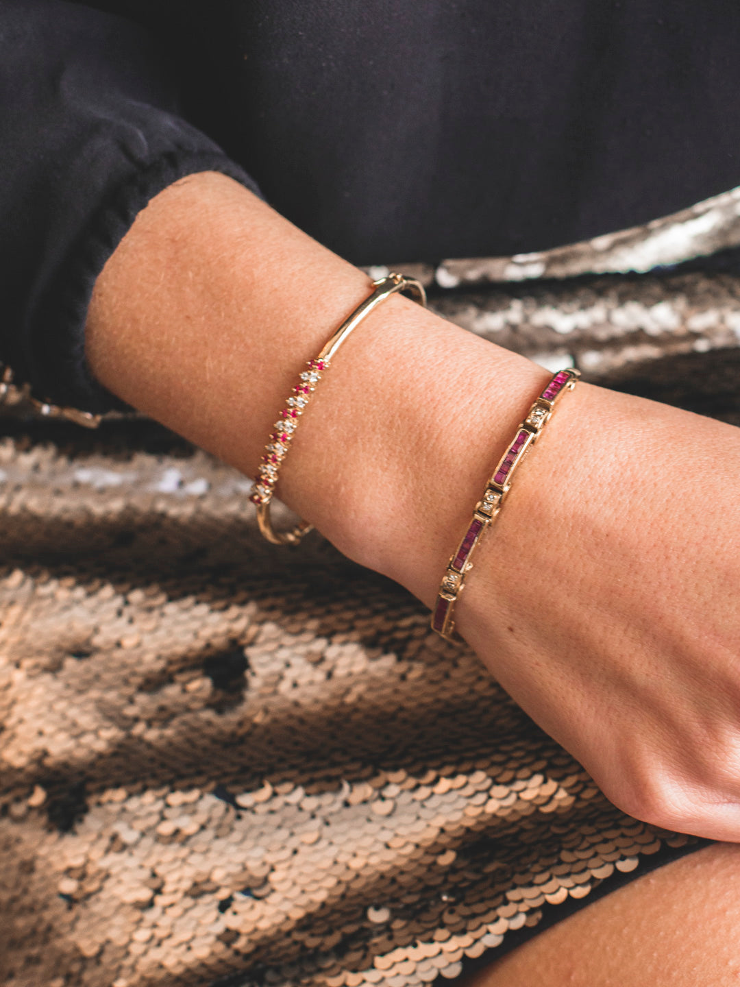 Comprar pulsera esclava realizada en oro amarillo de 18kt con diamantes y rubíes. Cierre de cajón con un brazo de seguridad. Joyas restauradas. Joyería Ian'Or.