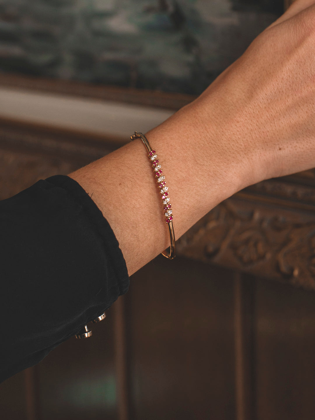 Comprar pulsera esclava realizada en oro amarillo de 18kt con diamantes y rubíes. Cierre de cajón con un brazo de seguridad. Joyas restauradas. Joyería Ian'Or.