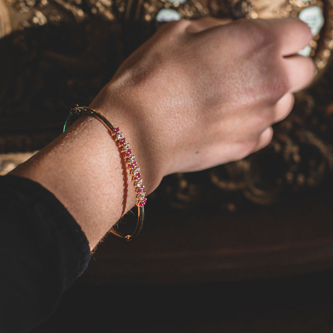 Comprar pulsera esclava realizada en oro amarillo de 18kt con diamantes y rubíes. Cierre de cajón con un brazo de seguridad. Joyas restauradas. Joyería Ian'Or.