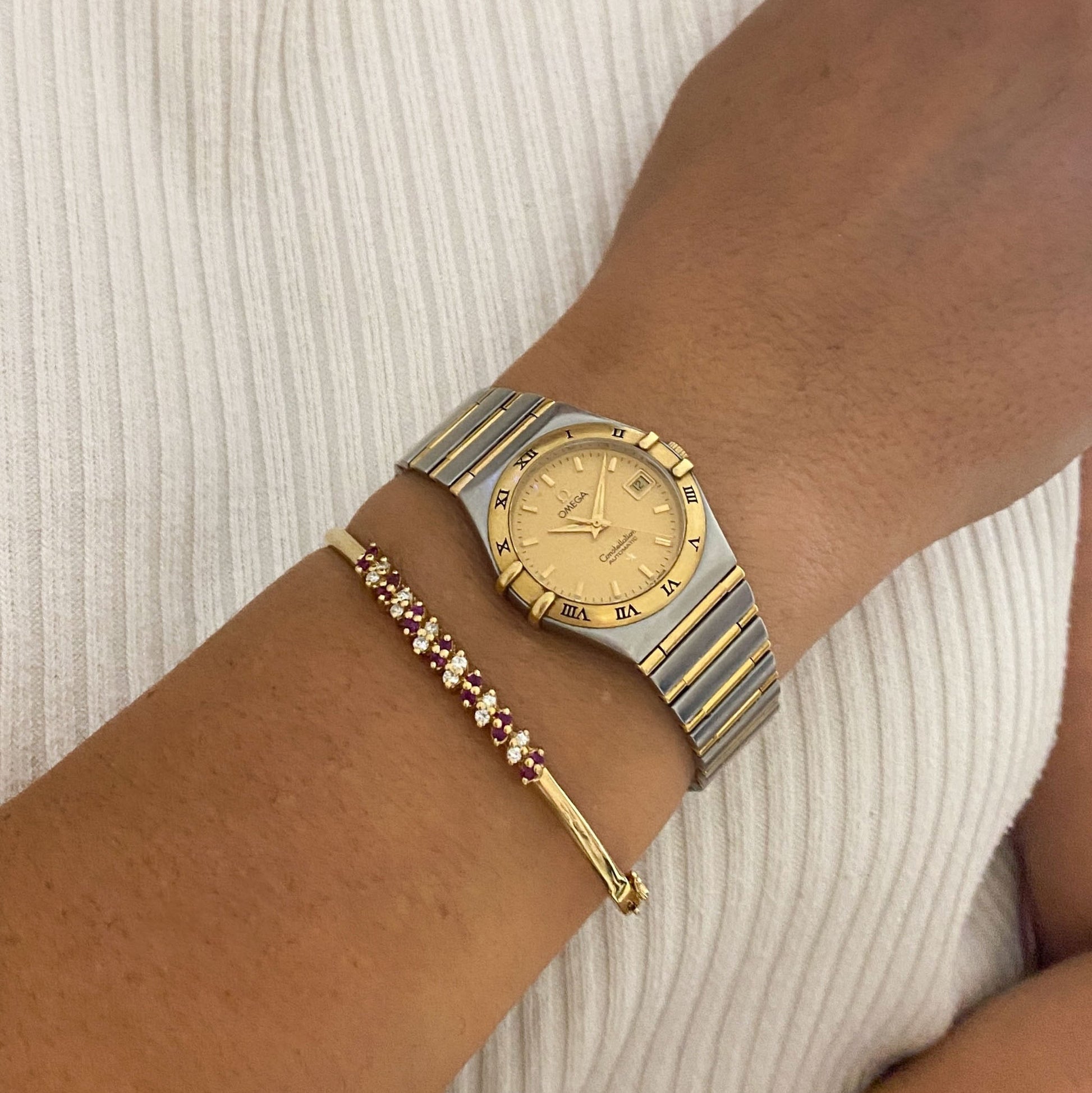 Comprar pulsera esclava realizada en oro amarillo de 18kt con diamantes y rubíes. Cierre de cajón con un brazo de seguridad. Joyas restauradas. Joyería Ian'Or.