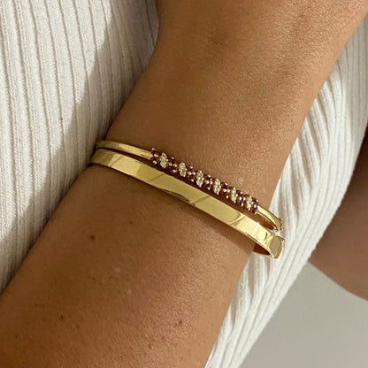 Comprar pulsera esclava realizada en oro amarillo de 18kt con diamantes y rubíes. Cierre de cajón con un brazo de seguridad. Joyas restauradas. Joyería Ian'Or.