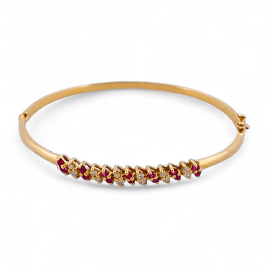 Comprar pulsera esclava realizada en oro amarillo de 18kt con diamantes y rubíes. Cierre de cajón con un brazo de seguridad. Joyas restauradas. Joyería Ian'Or.