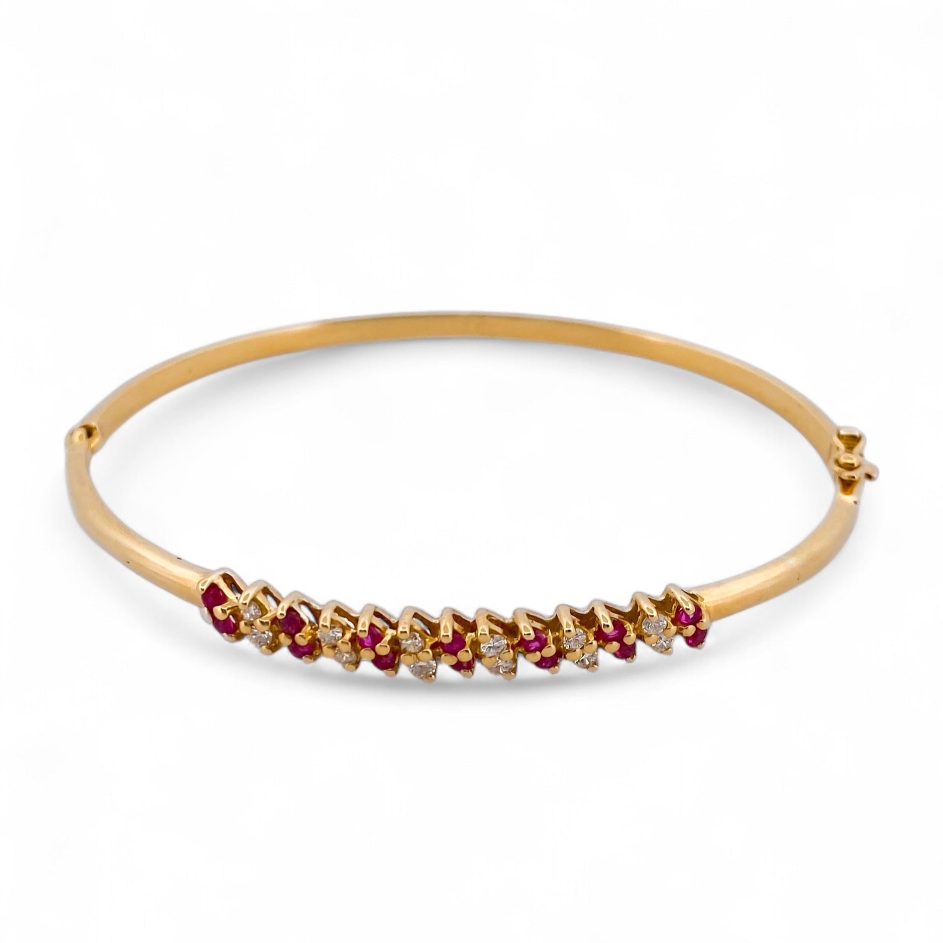 Comprar pulsera esclava realizada en oro amarillo de 18kt con diamantes y rubíes. Cierre de cajón con un brazo de seguridad. Joyas restauradas. Joyería Ian'Or.