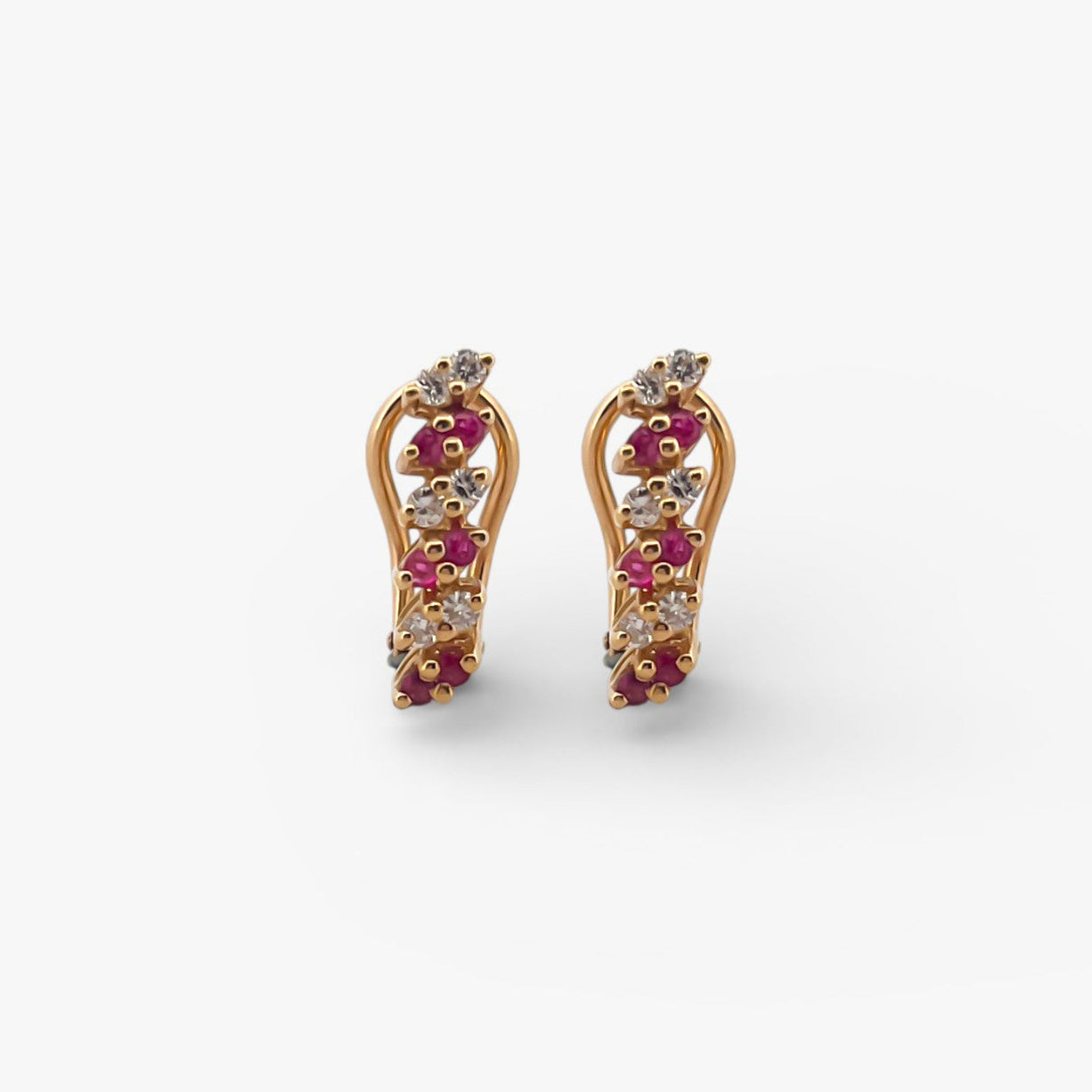 Comprar Pendientes de oro amarillo de 18kt con pavé de diamantes y rubíes intercalados en cada pendiente. Cierre omega.Joyas de segunda mano. Joyas restauradas. Envío gratis.