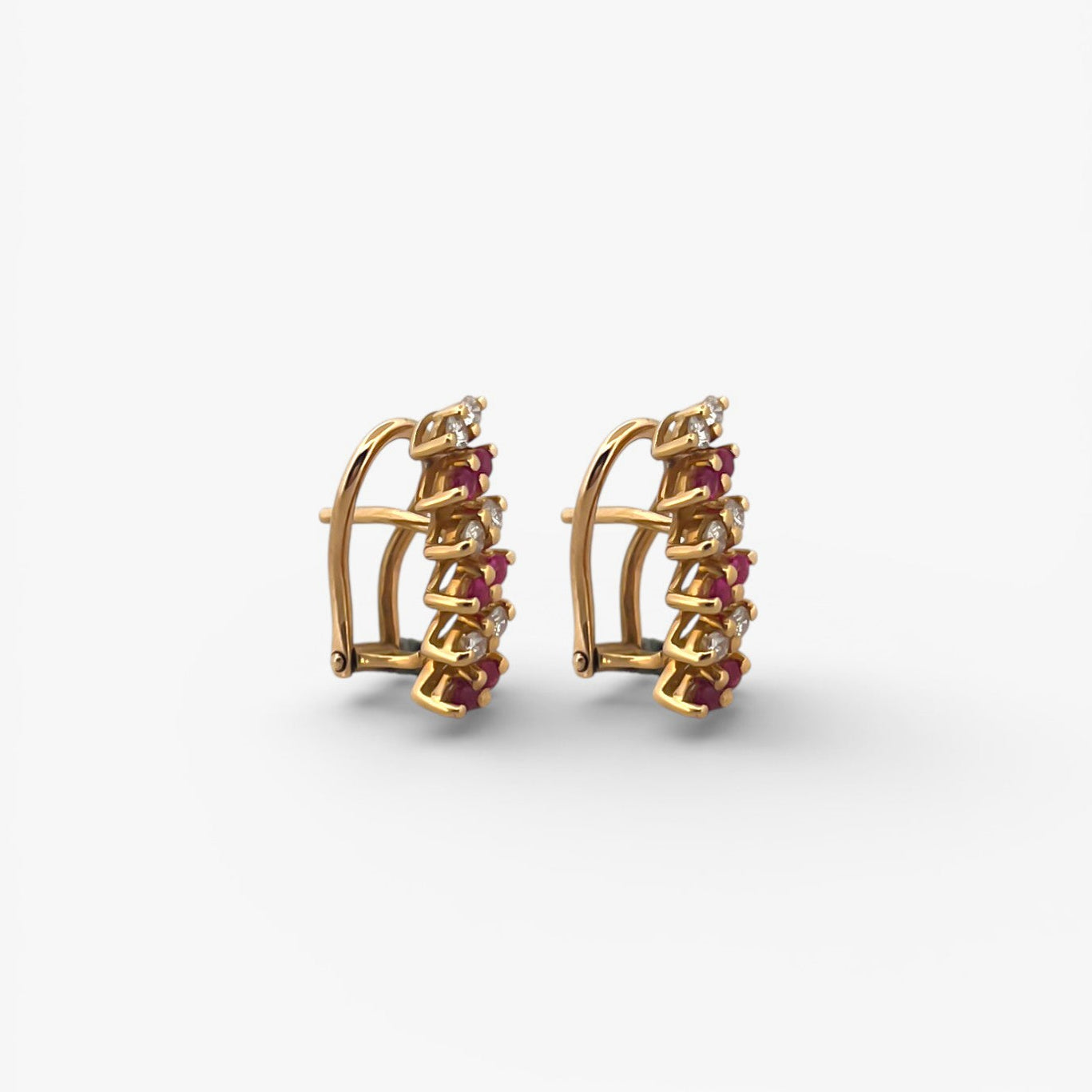 Comprar Pendientes de oro amarillo de 18kt con pavé de diamantes y rubíes intercalados en cada pendiente. Cierre omega.Joyas de segunda mano. Joyas restauradas. Envío gratis.