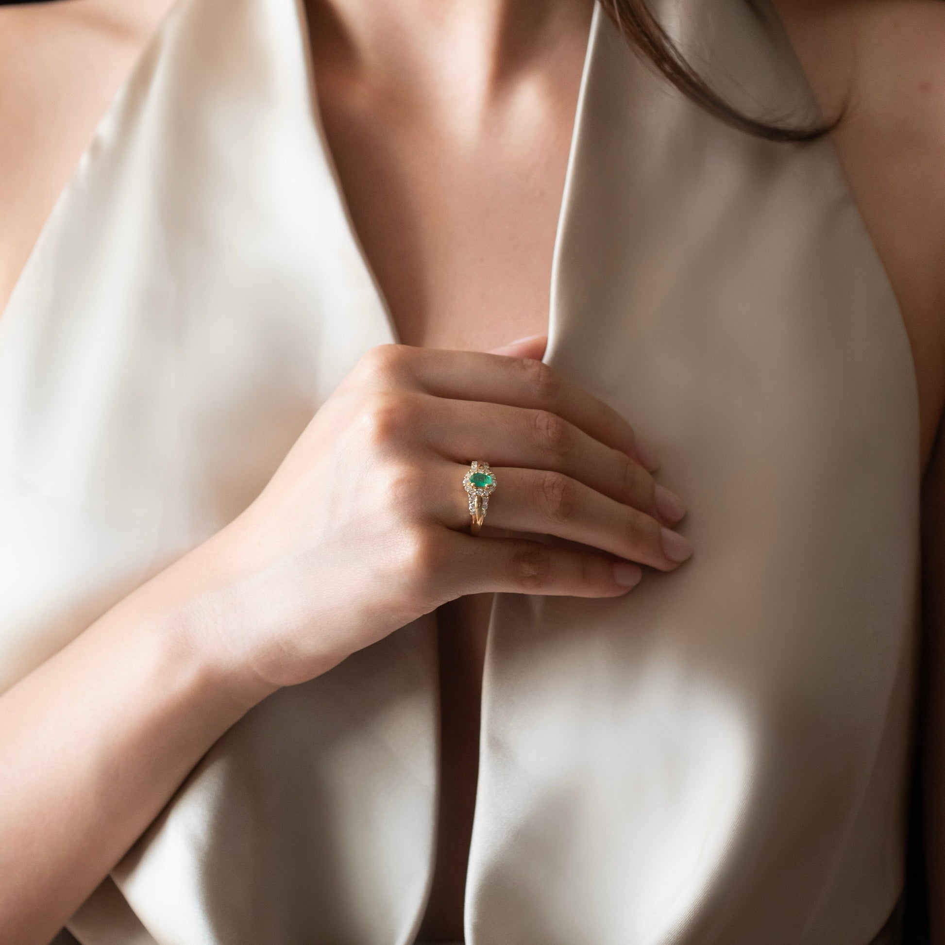 Comprar anillo realizado en oro amarillo de 18kt con una esmeralda central y rosetón de diamantes alrededor y en los brazos. Joyas segunda mano. Joyería Ian'Or.