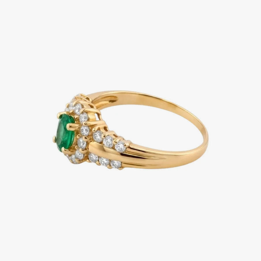 Comprar anillo realizado en oro amarillo de 18kt con una esmeralda central y rosetón de diamantes alrededor y en los brazos. Joyas segunda mano. Joyería Ian'Or.